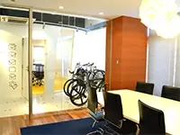 オフィスにはロードバイクやオシャレなミーティングスペースがあるこだわりの空間です。