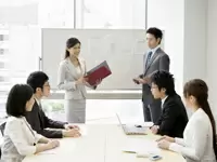 メンバー同士が協力しながら仕事に取り組む、明るく前向きな雰囲気のオフィスです♪
