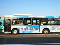 地域密着型らしい、当社の広告バスが街中を走ります。