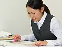 女性社員が活躍。ライフイベントも大切に長く働ける環境を整えています。
