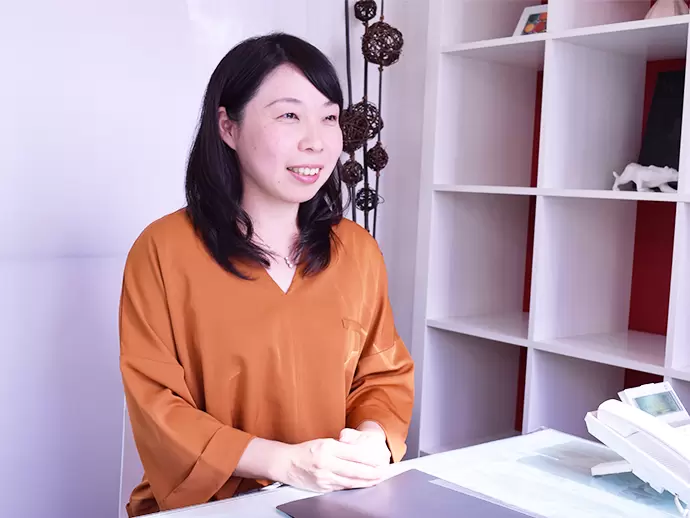 お客様の対応は笑顔が基本。声の気遣い、思いやりも大切にしています。
