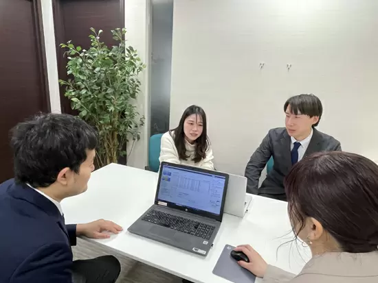 職場では男女活躍中！中途社員が多いので、きっとスグ馴染めるはずです。