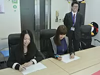 ミーティング風景。和気あいあいとした雰囲気が流れています。