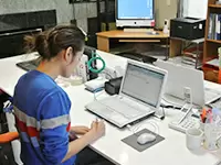 社員たちが自分のペースを大切にしながら働いています。