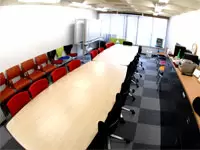 ポップでオシャレな会議室！ここで納期締めの飲み会もやりますよ