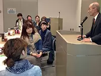 未経験者が活躍する秘訣のひとつは、充実した研修。勉強中は皆、真剣な表情です。