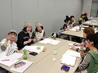 オシャレはもちろん、「人好き」が多いのも当社スタッフの特徴。お客様ともすぐ仲良くなってしまいます。