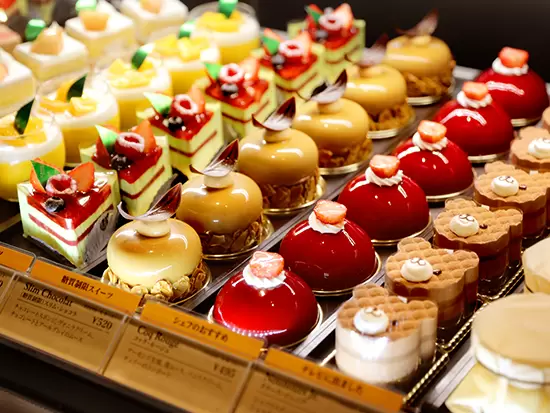 ケーキや焼き菓子、チョコやマカロンなど季節に合わせた商品を幅広く展開しています。
