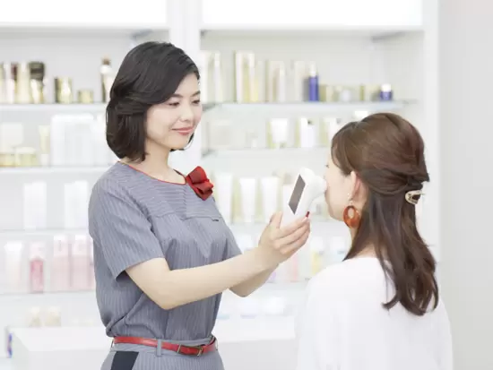 美容機器を活用してお客さまの肌状態を確認します。