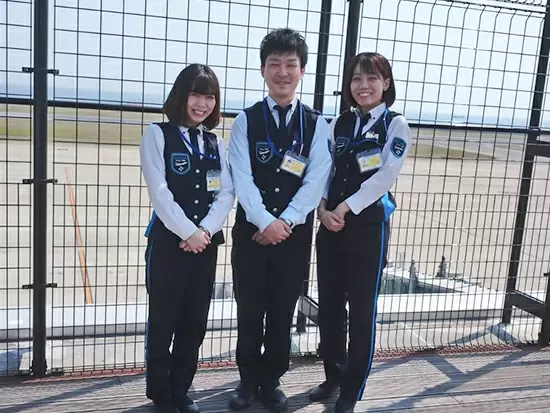 ↑神戸空港の制服♪飛行機に乗るためには欠かせない保安検査。空の安全を守る重要な役割を担っています！