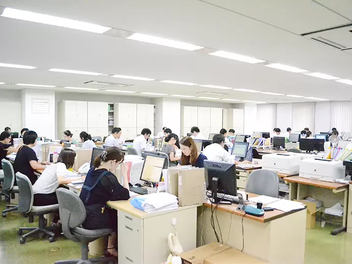 盤石の経営基盤は、長く働くうえで大きな魅力。グローバル企業の一員として力を発揮してください！
