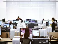 いつでも思いついたときにアイデアの共有ができる、仕切りのないフロア。