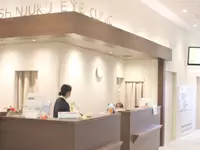 新宿眼科クリニックの様子。清潔感のある開放的な受付で落ち着きのある空間です。