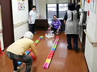 【介護士】この日のレクはボーリング。いつも利用者様のことを考えて、イベントを企画しています。