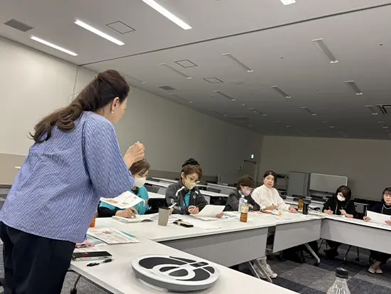 50～60代の女性多数！商品知識を学べる丁寧な研修があり、 終了後は『健康指導士』の資格取得もできます。