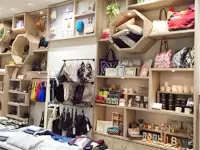 洋服だけでなく、洗練された生活雑貨も取り揃えている