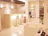 白を基調とする店内。幅広い世代のお客様がお越しになります。