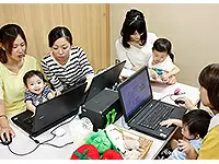 共同保育室では、赤ちゃんが遊んでいる間に、ママ社員がお仕事。打合せにも子ども同伴で出席することも♪