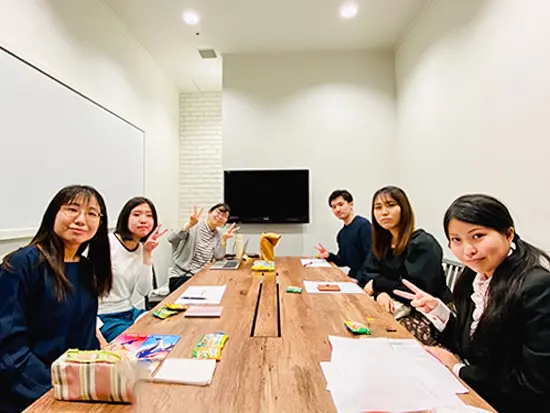 入社オリエンテーションではお菓子を食べながら、楽しく会社のことを学んでいただきます。