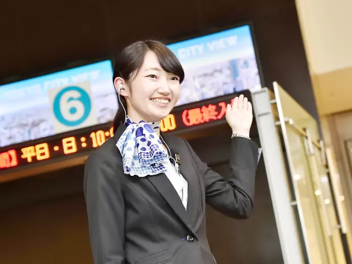 明るい笑顔があればOK。未経験から人気スポットで働けるチャンスです。