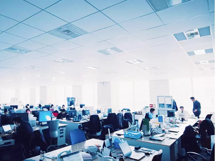 プレミアムフライデーを推奨しております。 ※月末金曜は15時退社を推奨しておりその時のオフィス内です。