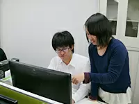 「ここはね、こうすればいいんだよ！」とスタッフ同士助け合って仕事をしています★