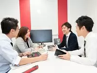 時には会社のリーダーという立場でプロジェクトの会議に関わることも。