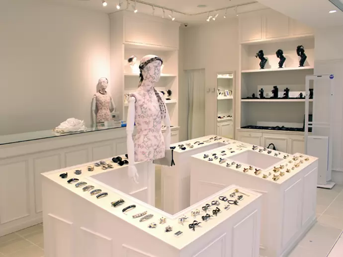 GINZA SIX店。商品が並ぶ什器は「acca」をかたどっています。