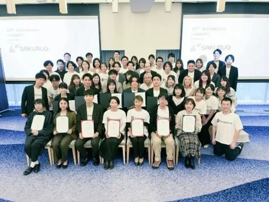 今年で10周年を迎えた当社。年に2回の全社会で表彰を行っています。