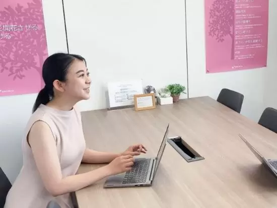 本社は渋谷から徒歩5分。基本はメールと電話が中心のデスクワークです。