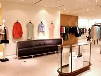リラックスして、ゆったりとお買い物を楽しんでいただけるよう、ソファを配した店内