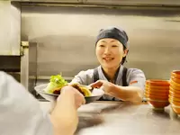 厨房内の風景。手間ひまかけてていねいにつくります。