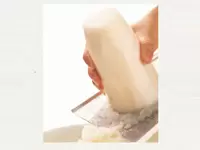 大戸屋では食べる直前に大根をおろします。効率化よりも「おいしいものを食べてほしい」という心を大切に。