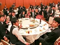 新年会の1コマです。若いスタッフが多く、活気があります。