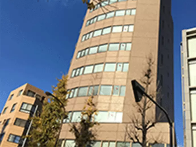 東京本社はこちらのビルの3階です。駅からのアクセスも良いので、通勤に便利です。