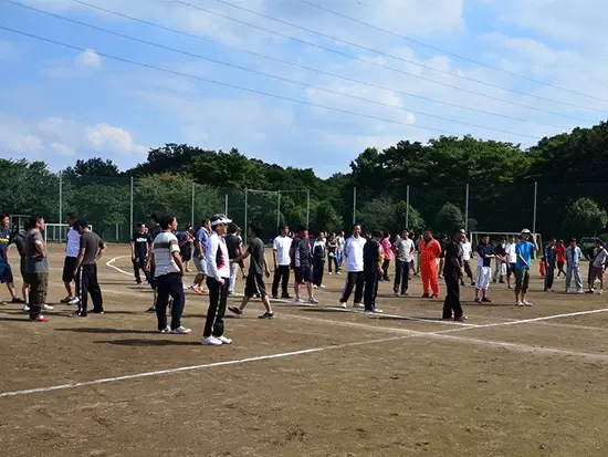 ときには社員みんなでイベントを楽しむことも！写真はコロナ禍以前に行った球技大会です。