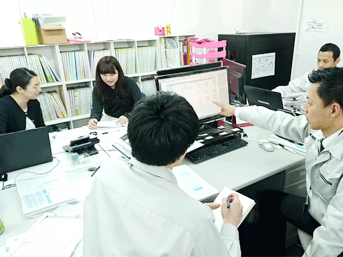 全社で多くの女性が活躍中。今後3年間で女性比率を60％までに伸ばす予定です。