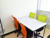 ミーティングスペースでは今後の展開について話し合うことも