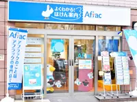 市川店は、JR「市川駅」より徒歩3分。2015年7月オープンの新店舗で、カフェのような店内も人気です。