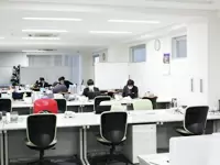 広々とした綺麗なオフィス。社員同士の距離も近いので快適に働けます。