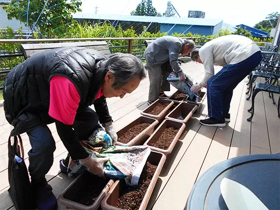 花壇づくりで体を動かしながら、自然に癒やされる空間を作るなど、さまざまな取り組みをしています！