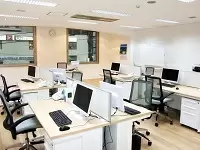 社内は今年の1月4日に移転したばかりで、とても清潔感のあるオフィスです。