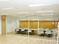会議室です。オープンな雰囲気・風通しの良い企業を意識し全面ガラス張りにしております。