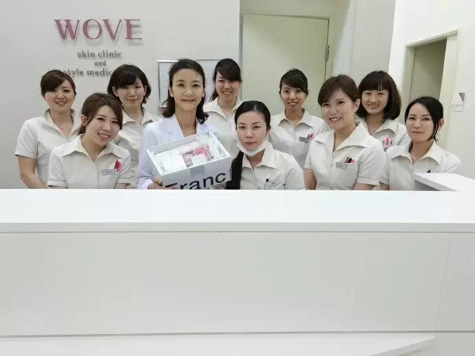 高瀬聡子を中心に20～30代前半のメンバーが和気あいあいと業務に取り組み、お客様に癒しを提供しています。