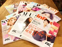 出版社とのお付き合いは長く、最新のファッション誌がオフィスに並んでいます。