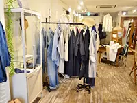 木目を基調とした家具を使った、落ち着いた店内が魅力のひとつ。