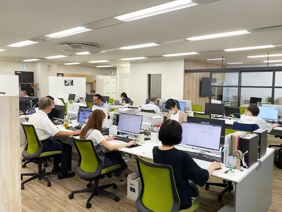 フリーアドレスを導入する部署も多数。その日の業務特性に合わせたブースを選べます。
