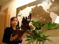 国際的な出会いのため、スタッフも努力しています