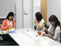 他部署の女子メンバーと楽しくランチ中。あなたも一緒にいかがですか？