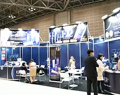 自社ブランドの化粧品を展示会で発表しました